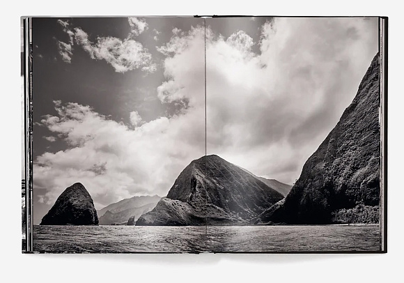 Книга Hawaii: by Olaf Heine, teNeues