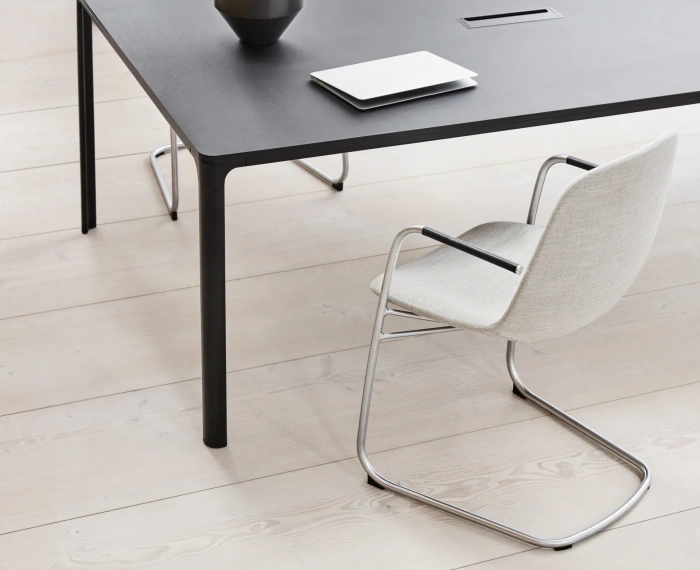 Кресло Eyes Cantilever Armchair, Fredericia