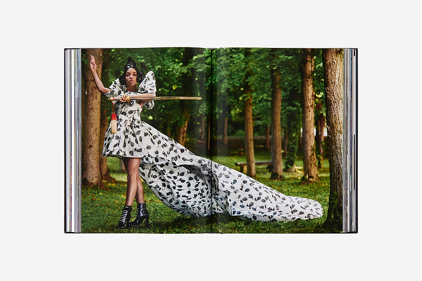 Книга Vogue: Fantasy & Fashion, Abrams Books