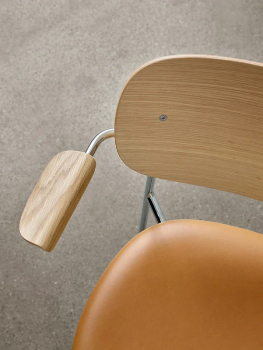 Стул с подлокотником и мягким сиденьем Co Dining Chair, upholstered seat with armrest, Chrome, Audo Copenhagen (ex. Menu)
