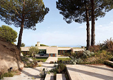 Книга The Essence of Contemporary Mediterranean Living, Beta-Plus Publishing