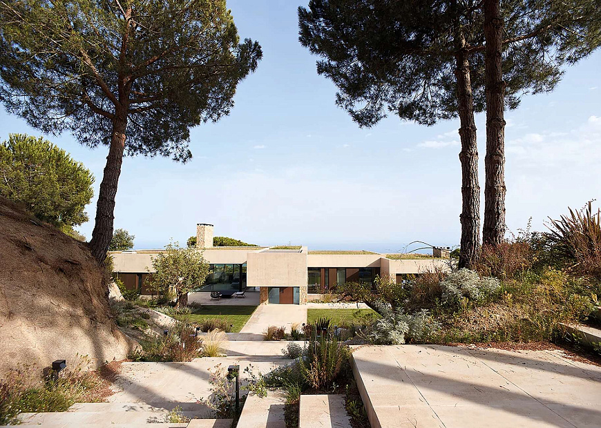 Книга The Essence of Contemporary Mediterranean Living, Beta-Plus Publishing