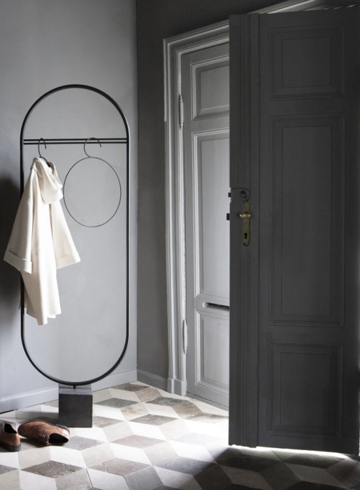 Рейл для одежды Stand Out, Friends & Founders