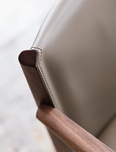 Стул Ionis, Porada