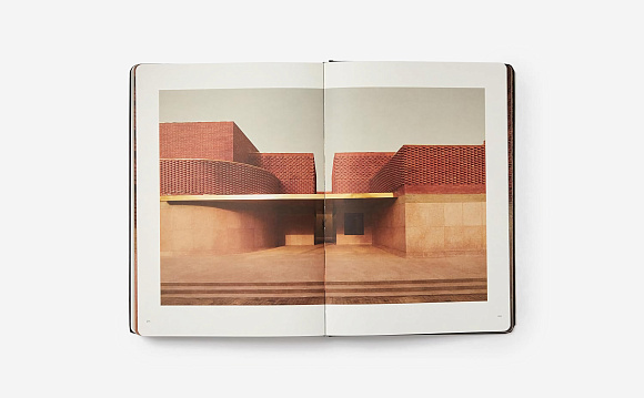 Книга Yves Saint Laurent Museum Marrakech by Studio KO, Phaidon Press