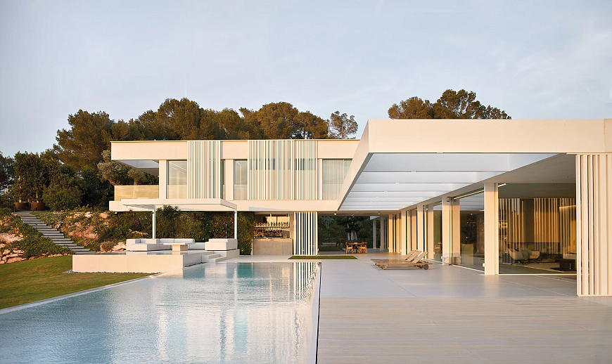 Книга The Essence of Contemporary Mediterranean Living, Beta-Plus Publishing