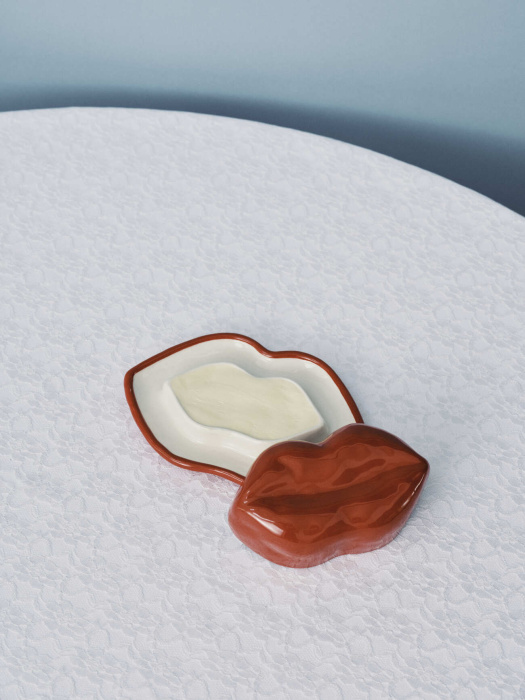 Маслёнка Dish with lid red-white Lips Les Objets Mouleversants, Serax