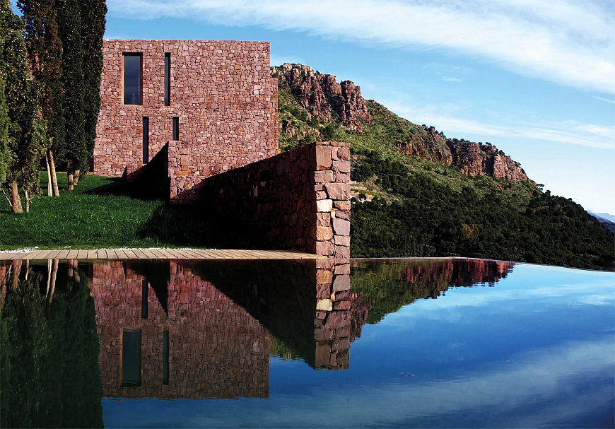 Книга The Essence of Contemporary Mediterranean Living, Beta-Plus Publishing