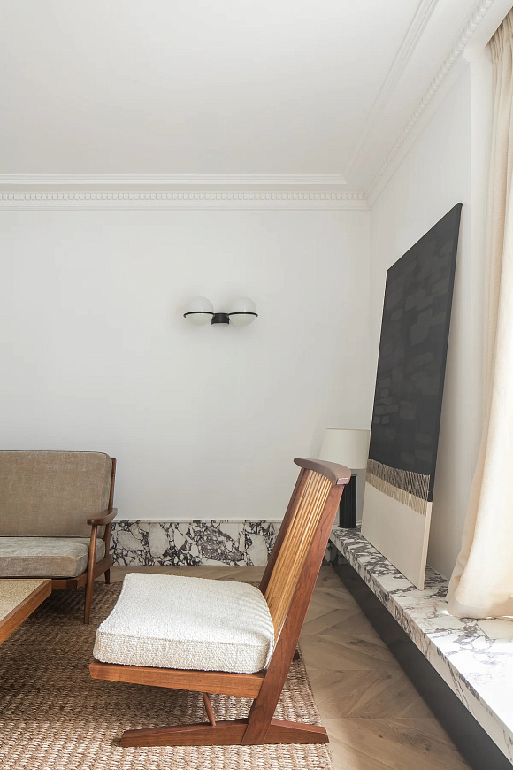 Книга Mid-Century Modern: High-End Furniture in Collectors' Interiors, Beta-Plus Publishing