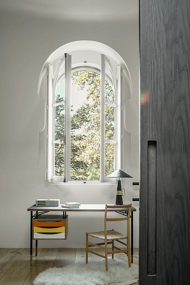 Книга Mid-Century Modern: High-End Furniture in Collectors' Interiors, Beta-Plus Publishing