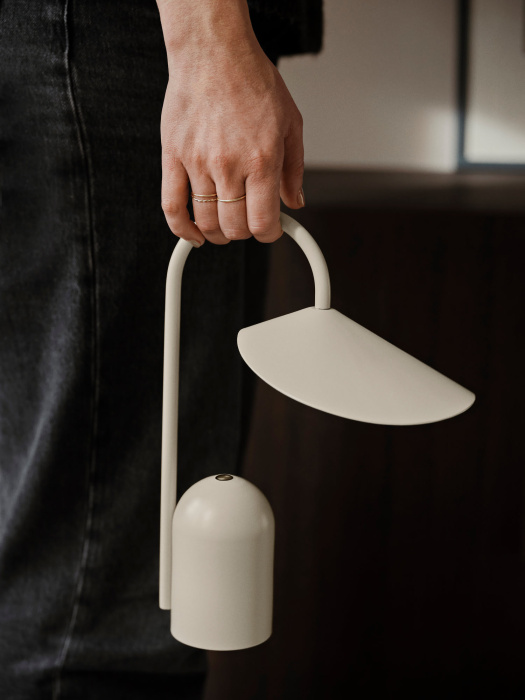 Беспроводная настольная лампа Arum Portable Lamp, Ferm Living