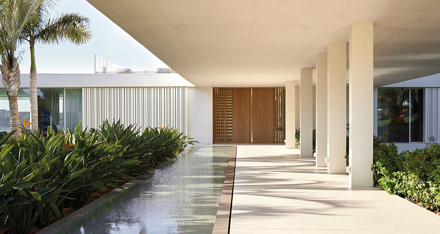 Книга The Essence of Contemporary Mediterranean Living, Beta-Plus Publishing