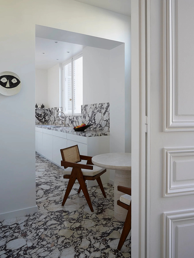 Книга Mid-Century Modern: High-End Furniture in Collectors' Interiors, Beta-Plus Publishing