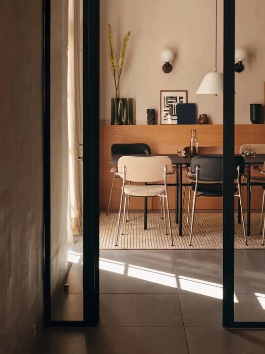 Стул с подлокотником и мягким сиденьем Co Dining Chair, upholstered seat with armrest, Chrome, Audo Copenhagen (ex. Menu)