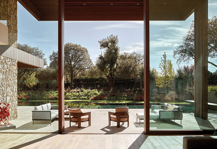 Книга The Essence of Contemporary Mediterranean Living, Beta-Plus Publishing