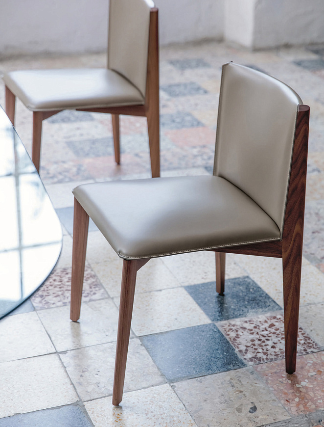 Стул Ionis, Porada