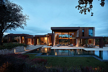 Книга The Essence of Contemporary Mediterranean Living, Beta-Plus Publishing